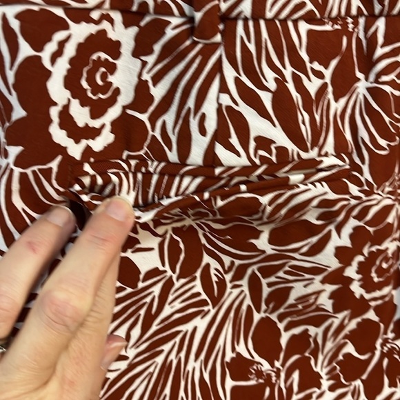 Lands' End Mid Rise Slim Leg Cropped Pants White & Red Floral plus size 20W - Picture 4 of 11